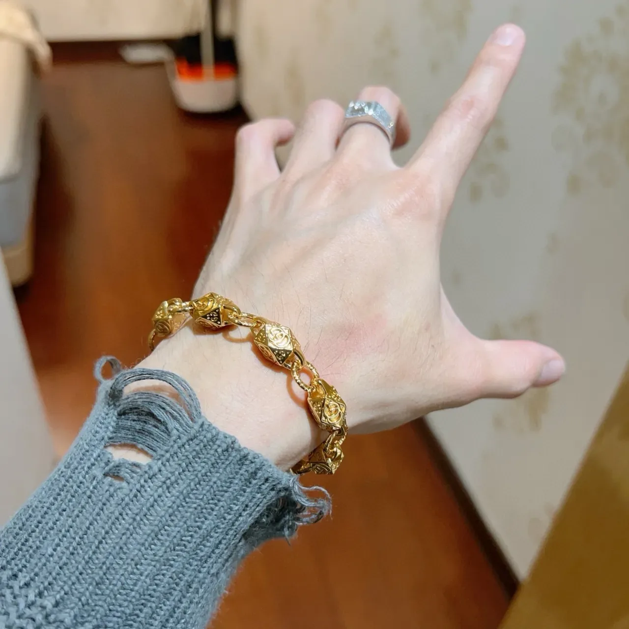 Gucci Gold-Toned Geometric GG Motif Bracelet 8