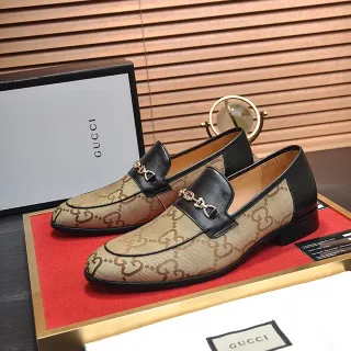 Gucci Horsebit 1955 米色和黑色 GG Monogram 乐福鞋