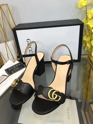 Gucci Horsebit 1955 Sandales Gladiator en Cuir Noir à Boucle Dorée 6