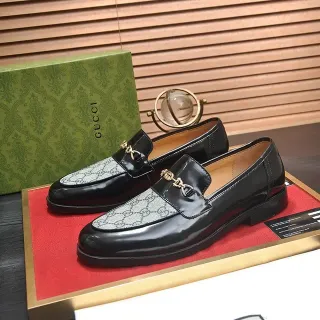 Gucci Horsebit 1955 काले पेटेंट और GG कैनवास लोफर्स