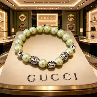 سوار Gucci لؤلؤ و Interlocking G خرز