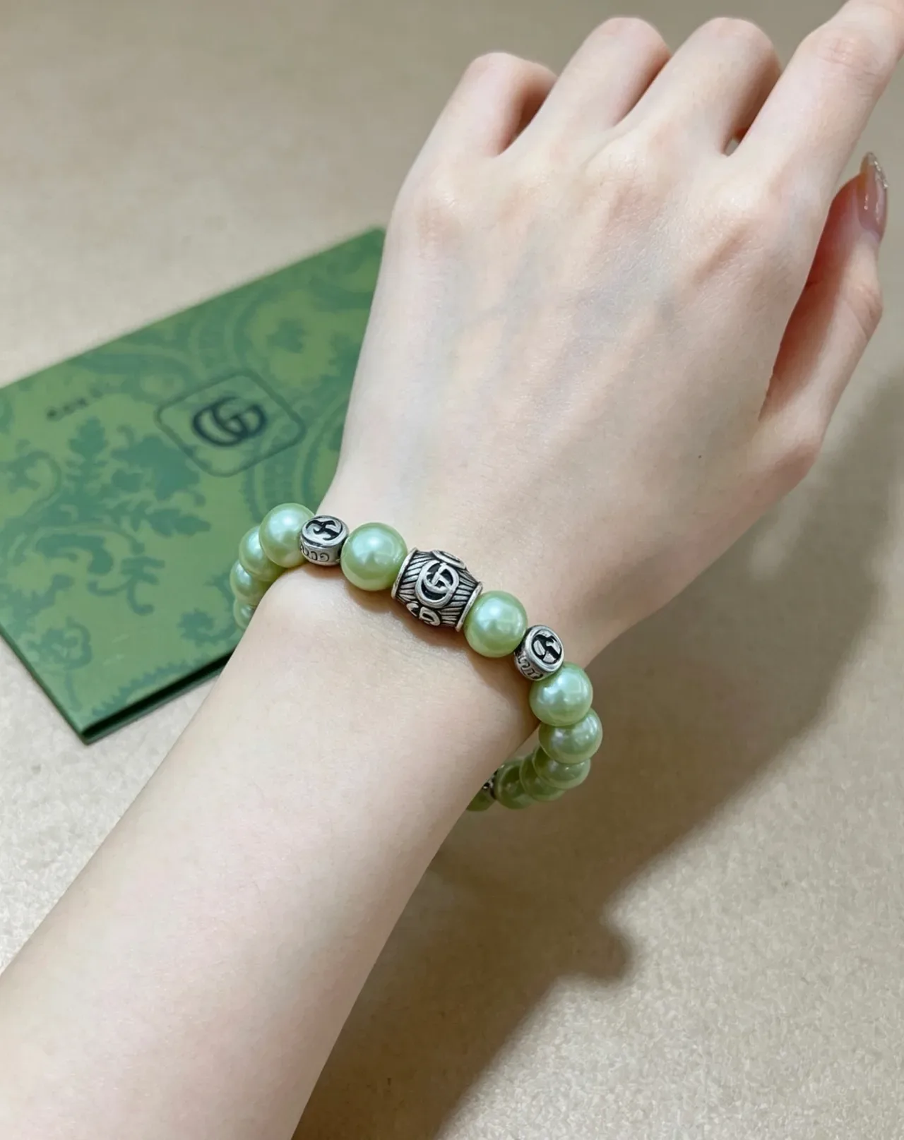 سوار Gucci لؤلؤ و Interlocking G خرز 3