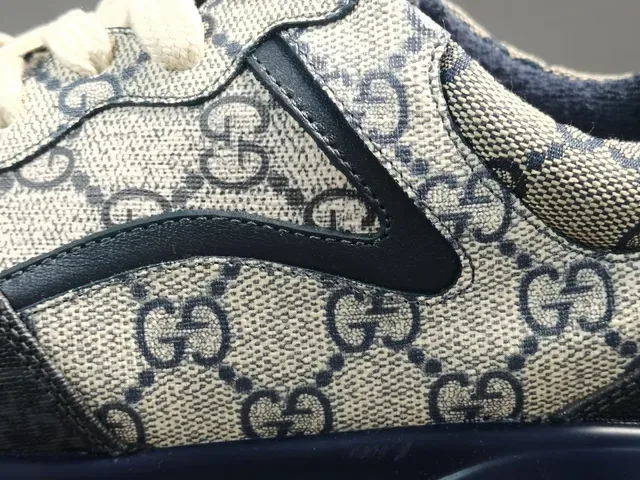 Gucci Rhyton Monogram White and Navy chaussures lifestyle 7