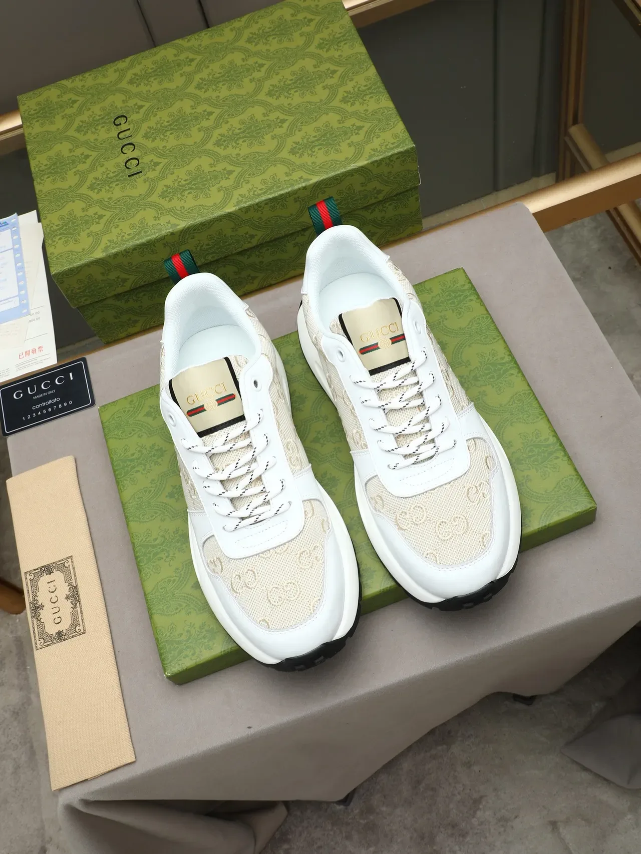 Gucci Screener Blanc et Beige GG Monogram Sneakers Lifestyle 2