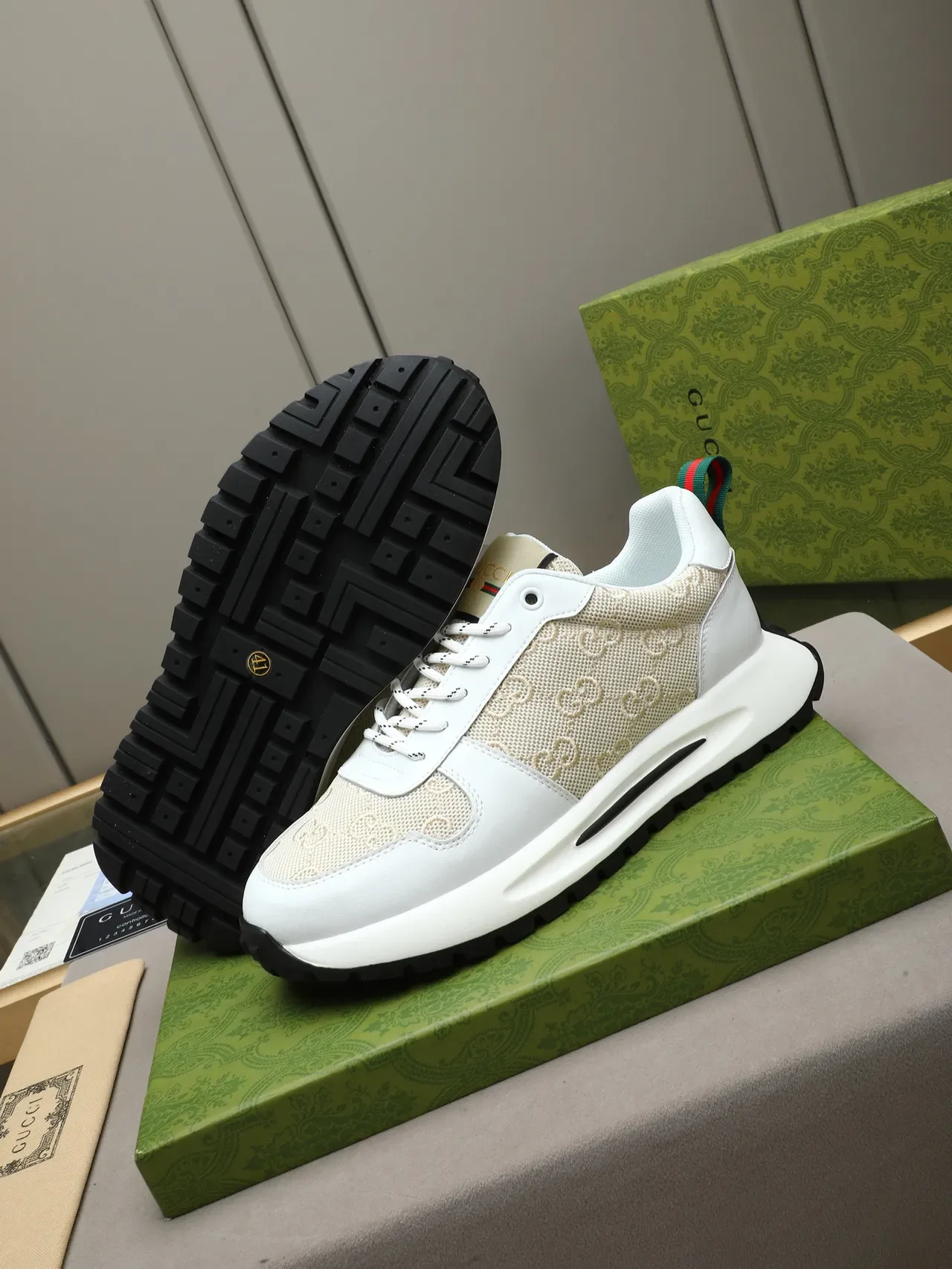 Gucci Screener Blanc et Beige GG Monogram Sneakers Lifestyle 4