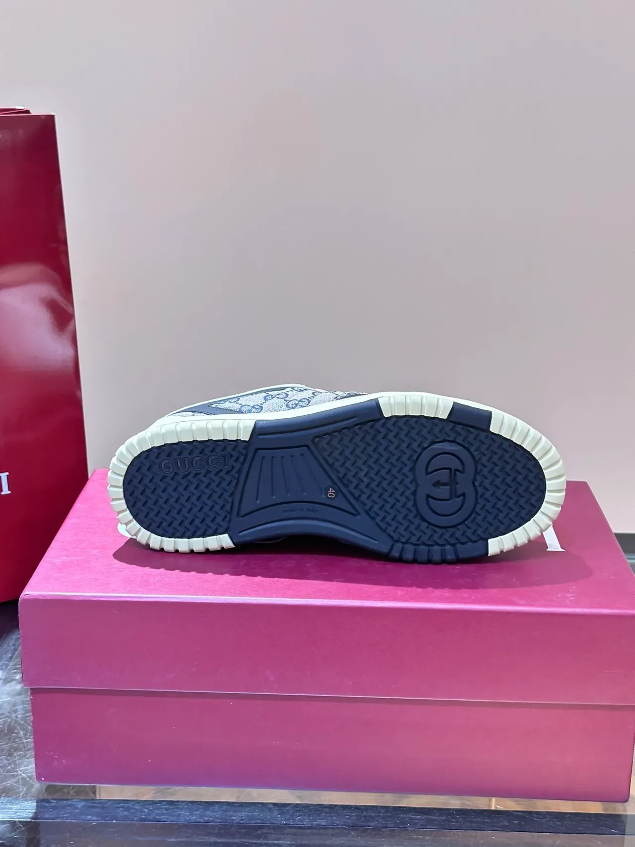 Gucci Screener Blanc Navy GG Monogram Sneakers Lifestyle 2