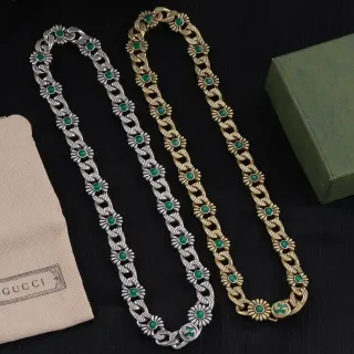Gucci قلادة سلسلة أنماط زهورية فضية وذهبية مع حجر كابوشون أخضر