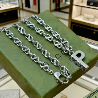 Gucci قلادة سلسلة Interlocking G-Link Chain فضية بنقش نص العلامة التجارية