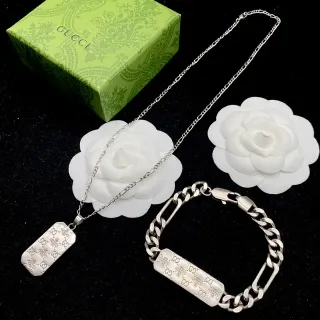 سلسلة غوتشي فضية بيضاء منحوتة GG مونوغرام