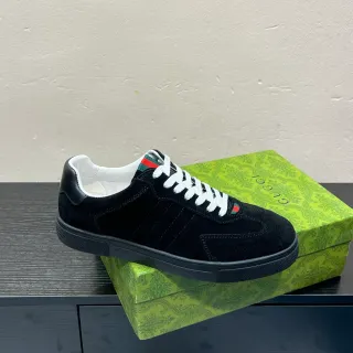 Gucci Tennis 1977 Tênis Lifestyle Preto Branco Camurça Detalhe de Tiras Web