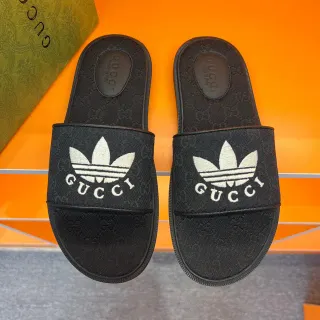 Gucci x Adidas काले मोनोग्राम्ड स्ट्रैप स्लिपर्स