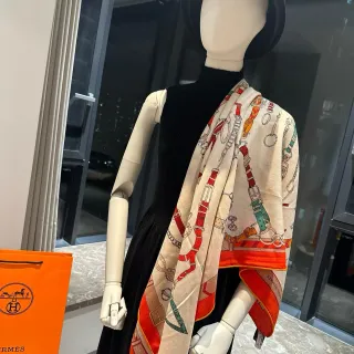 Hermès Attelage Beige Naranja Impresión de Hardware Ecuestre Base Crema Bufanda de Seda