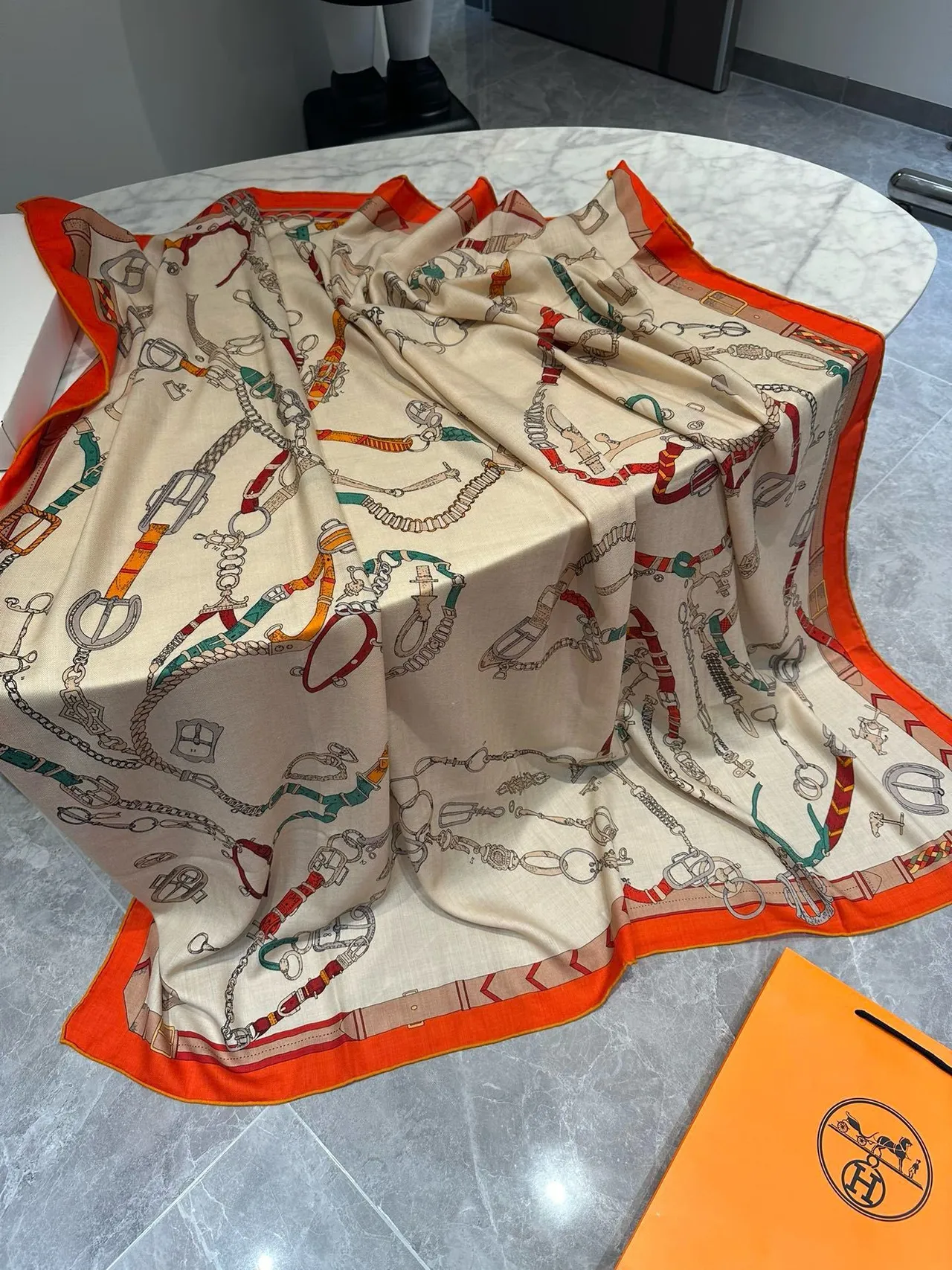 Hermès Attelage Beige Orange Équipement Équestre Imprimé Base Crème Écharpe de Soie 4