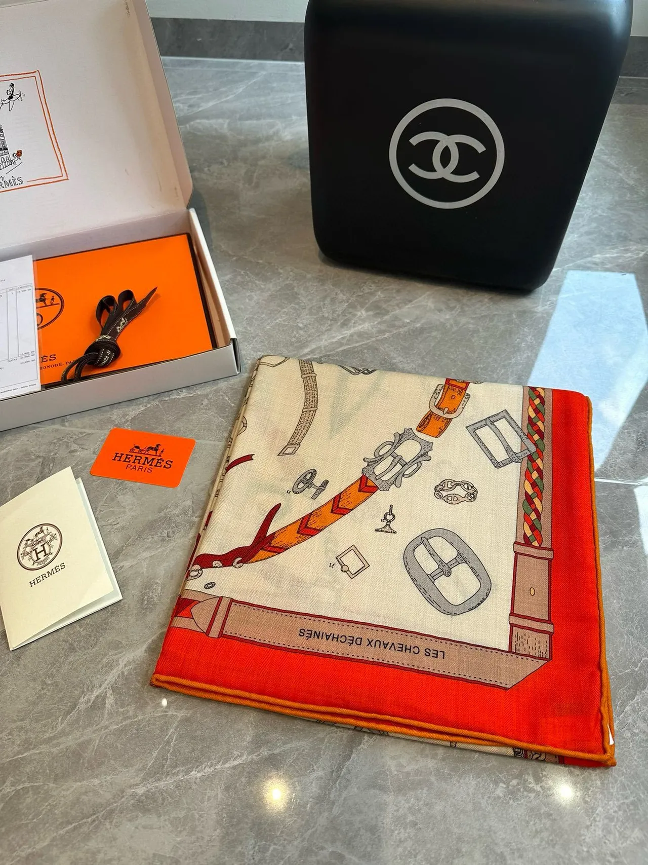 Hermès Attelage Beige Orange Équipement Équestre Imprimé Base Crème Écharpe de Soie 5