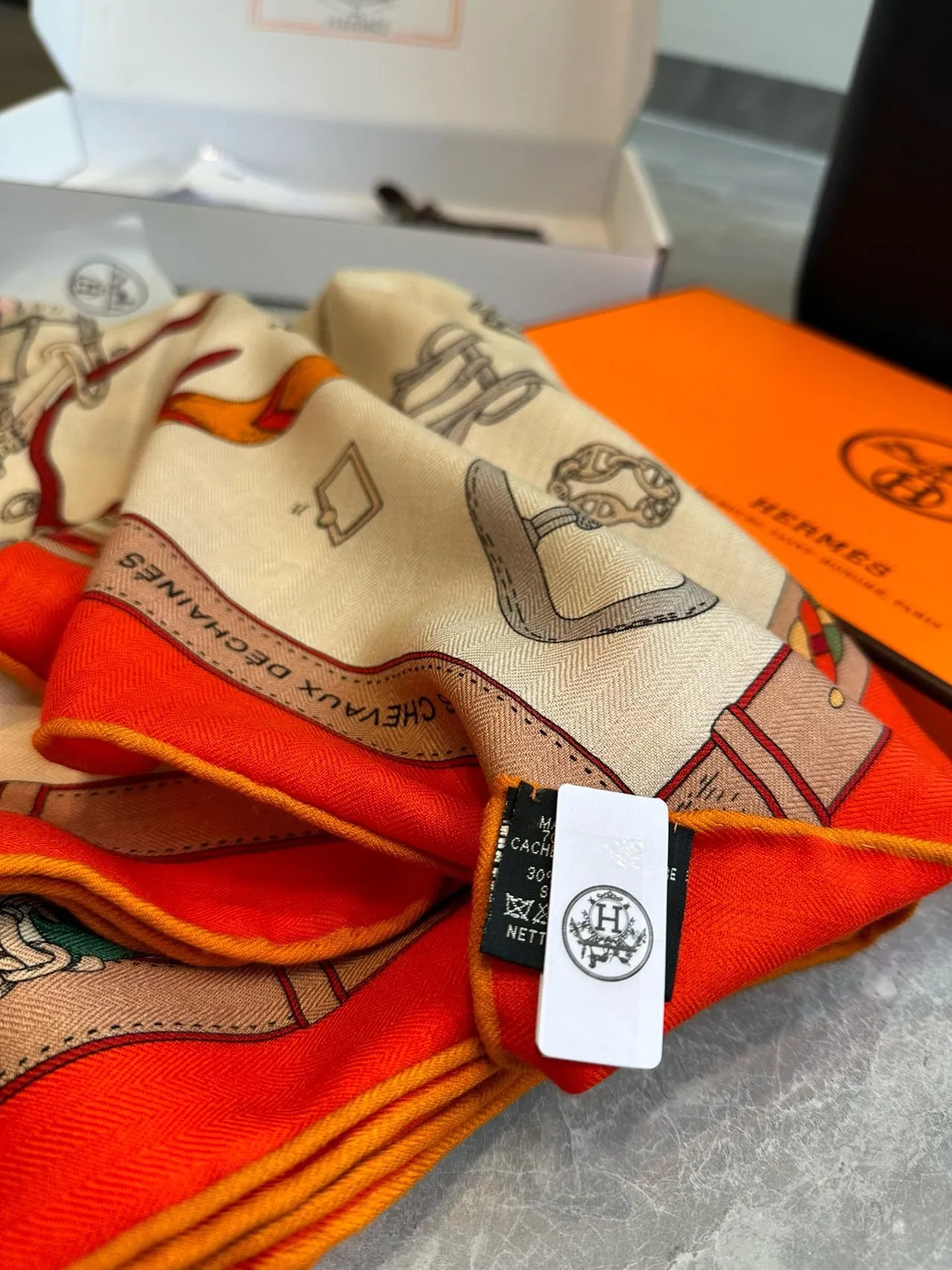 Hermès Attelage Beige Orange Équipement Équestre Imprimé Base Crème Écharpe de Soie 7