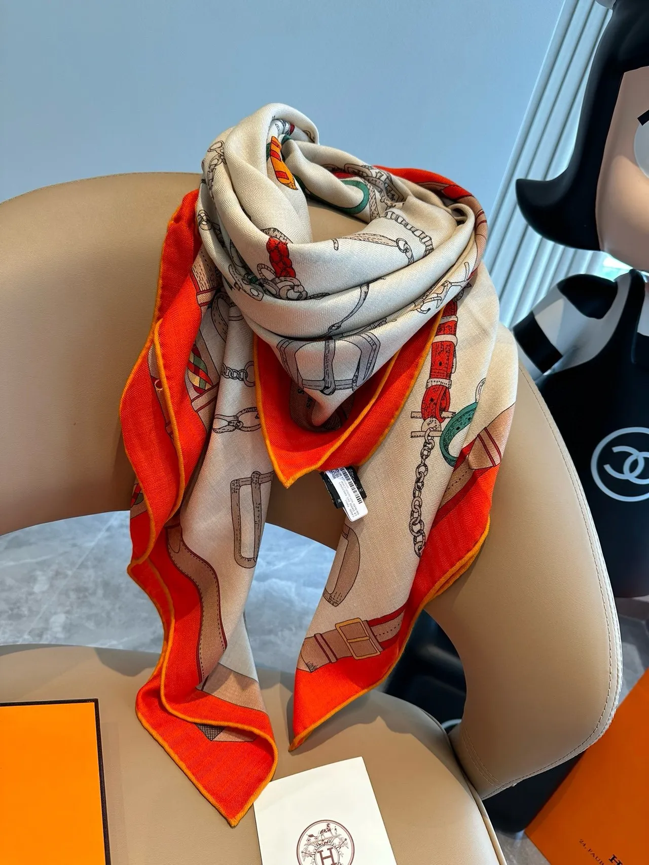 Hermès Attelage Beige Orange Équipement Équestre Imprimé Base Crème Écharpe de Soie 8