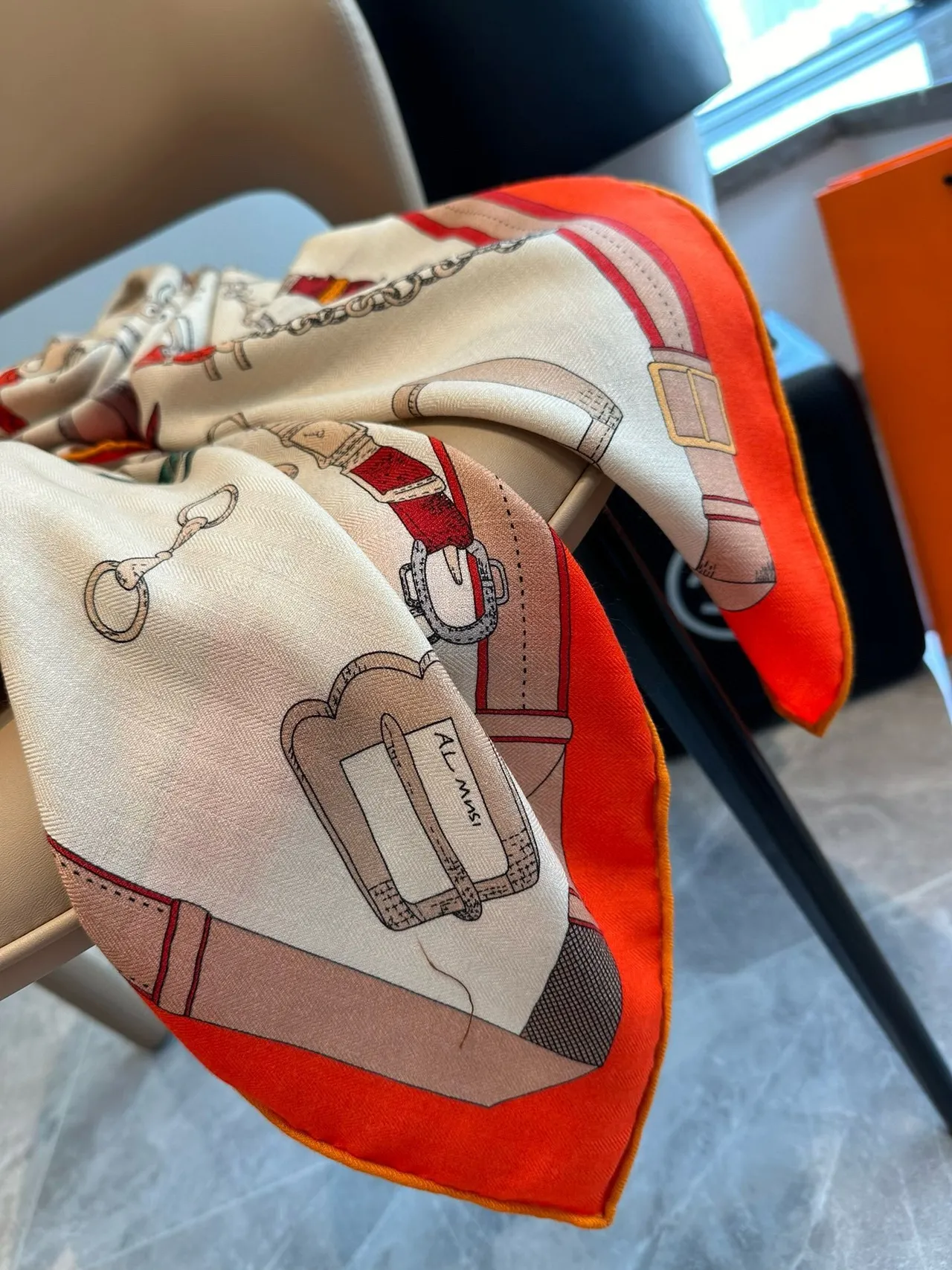 Hermès Attelage Beige Orange Équipement Équestre Imprimé Base Crème Écharpe de Soie 9