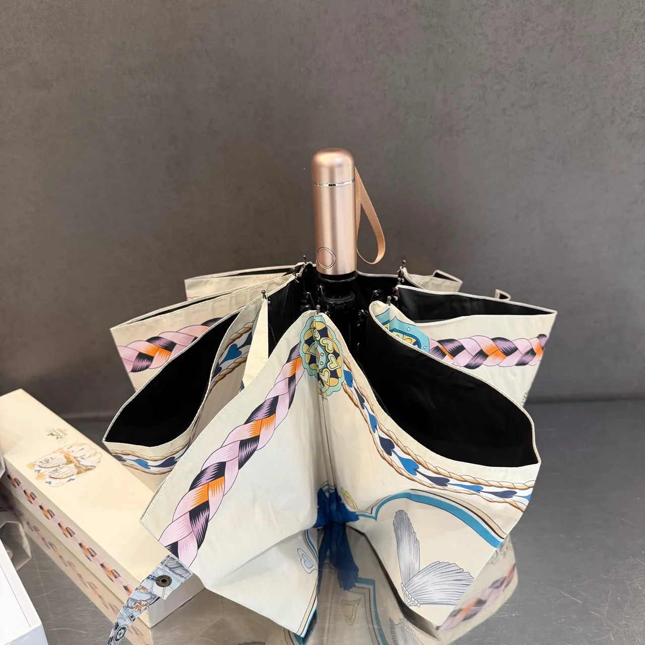 Hermès বেইজ নীল অষ্টভুজ ক্যানোপি ঘোড়ার থিম রেশম প্রিন্ট হ্যান্ডব্যাগ 7