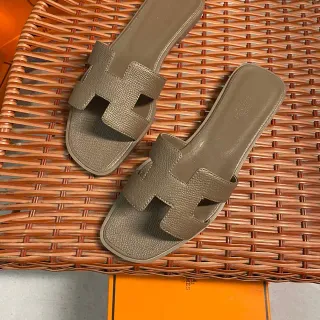 Hermès Beige H-Shaped Strap Flat Sole Slippers