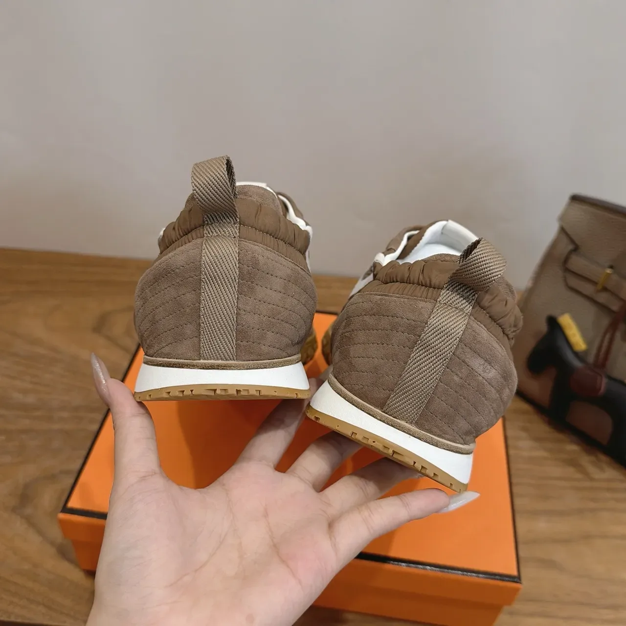 Hermès Marron et Blanc H-Logo Sneakers Lifestyle 2