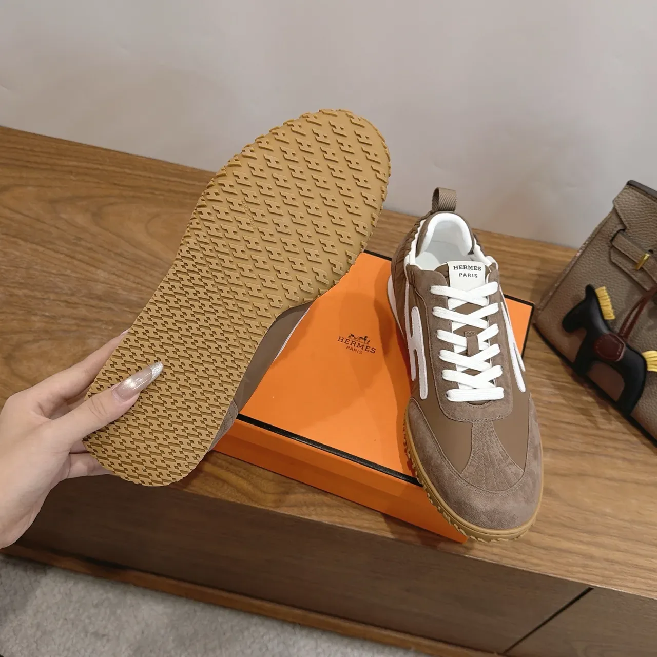 Hermès Marron et Blanc H-Logo Sneakers Lifestyle 3