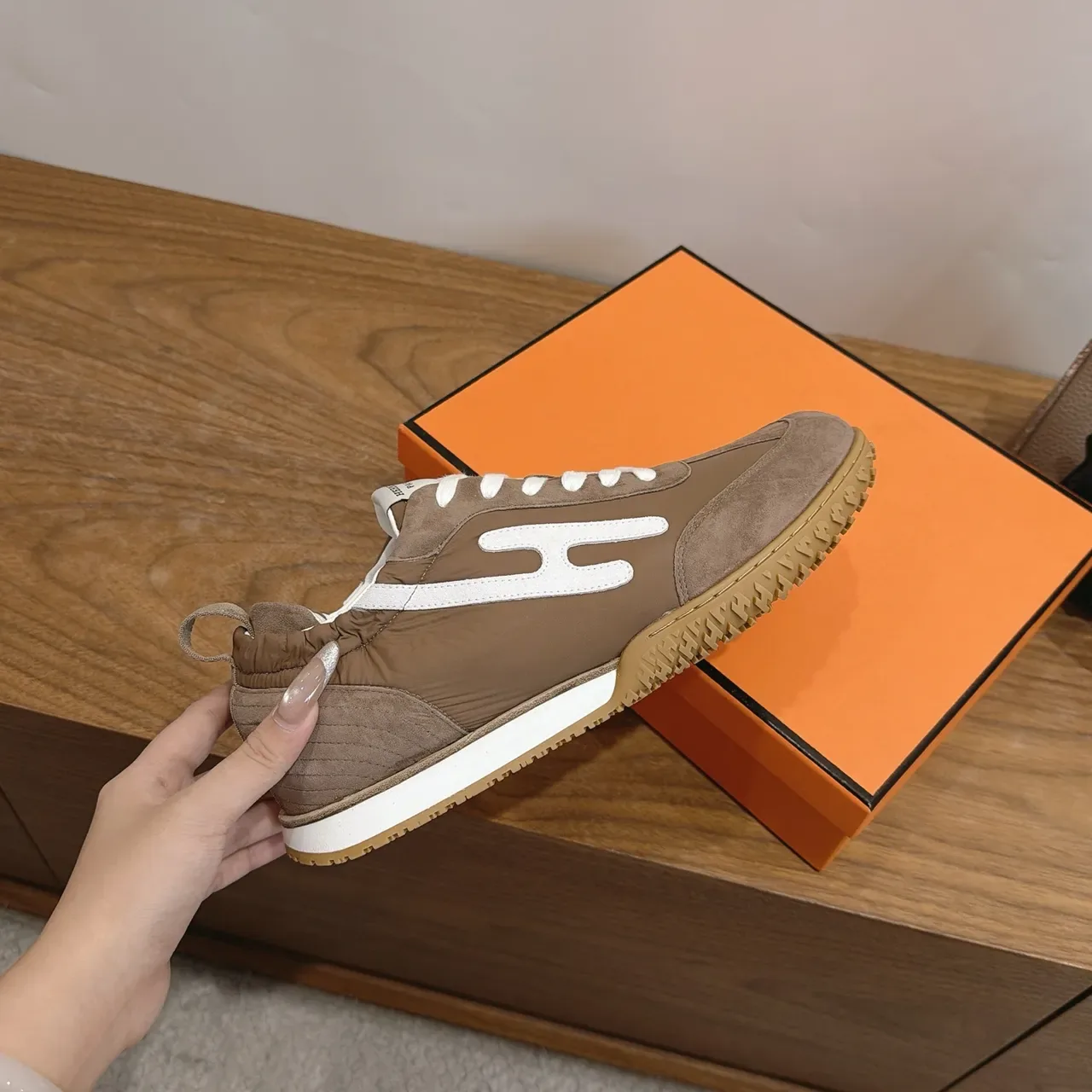 Hermès Marron et Blanc H-Logo Sneakers Lifestyle 4