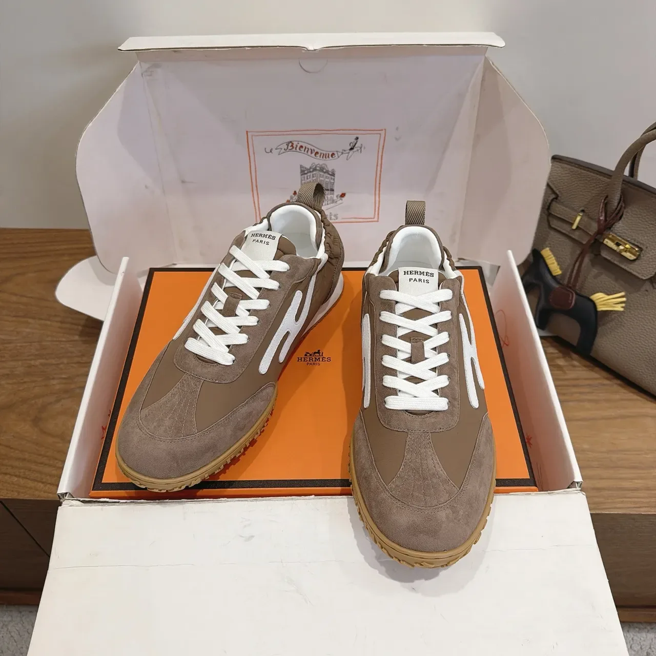 Hermès Marron et Blanc H-Logo Sneakers Lifestyle 5