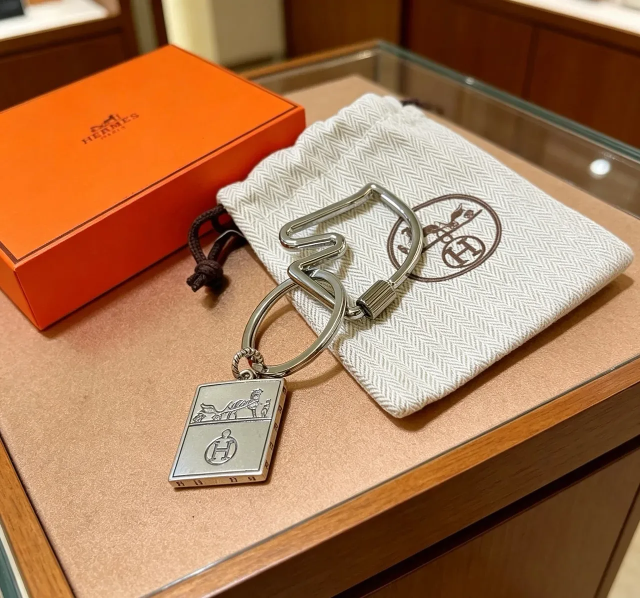 Hermès Calèche Motif Llavero Plata Blanco Metal Pulido Grabado Pulsera 2