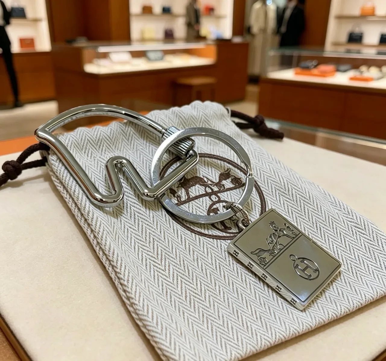 Hermès Calèche Motif Llavero Plata Blanco Metal Pulido Grabado Pulsera 3