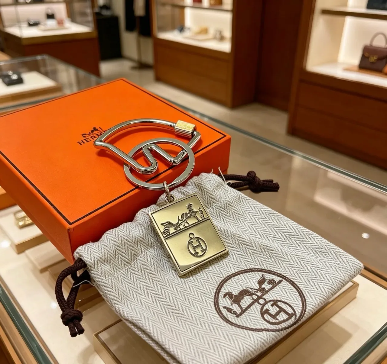 Hermès Calèche Motif Llavero Plata Blanco Metal Pulido Grabado Pulsera 4