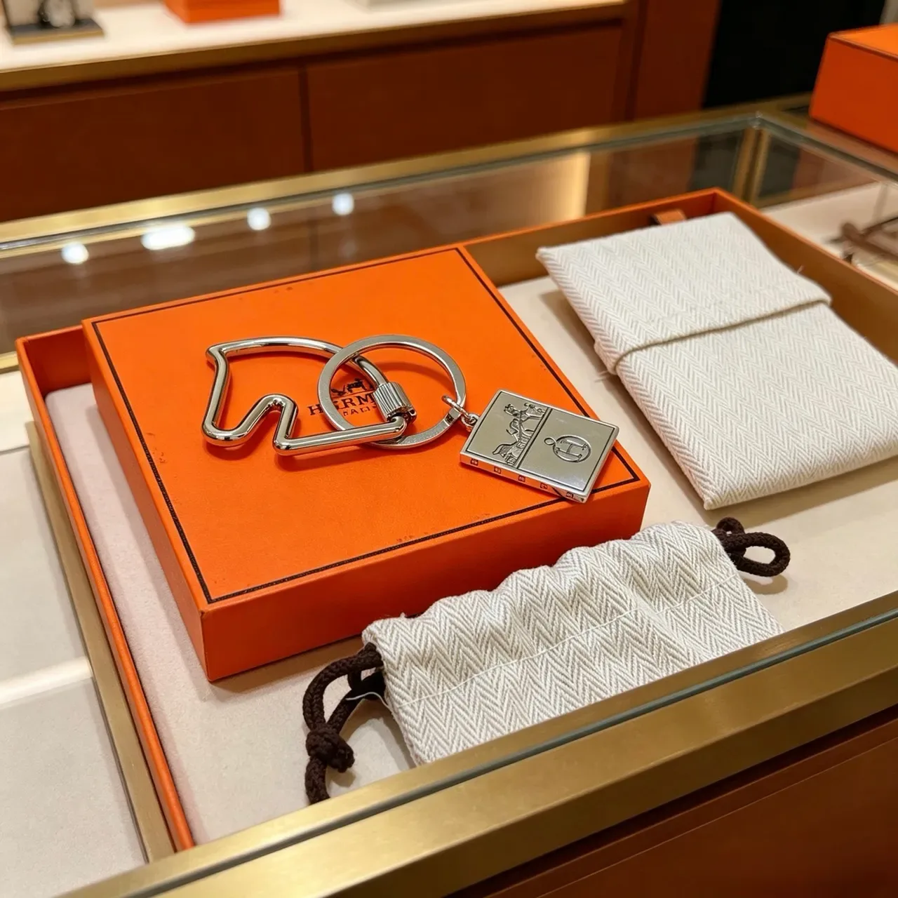 Hermès Calèche Motif Llavero Plata Blanco Metal Pulido Grabado Pulsera 5