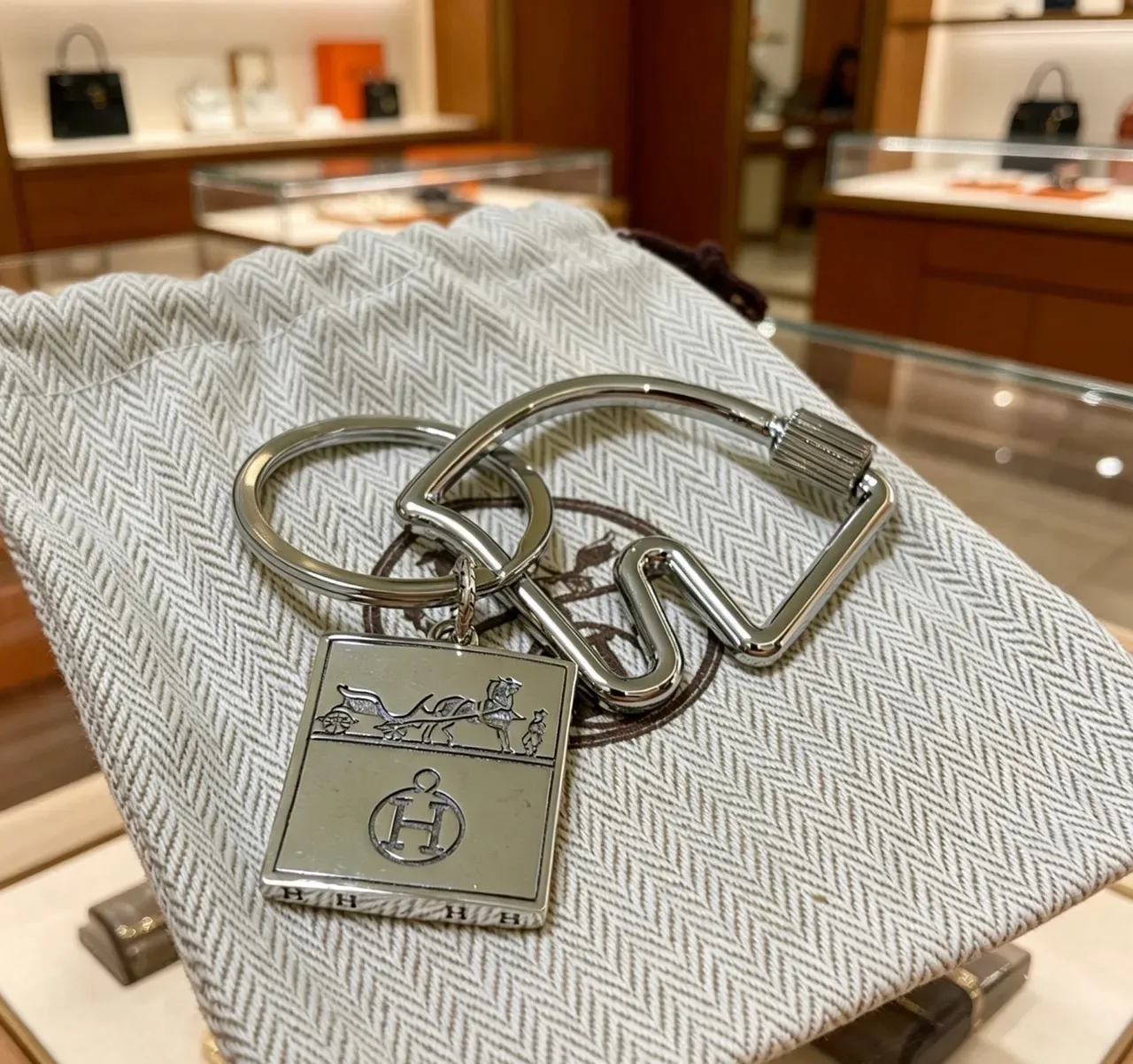 Hermès Calèche Motif Llavero Plata Blanco Metal Pulido Grabado Pulsera 6