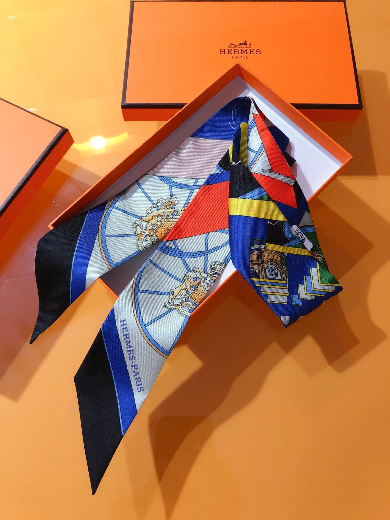 Hermès Carré Foulard en soie Motif de roue nautique avec bordure géométrique multicolore 6