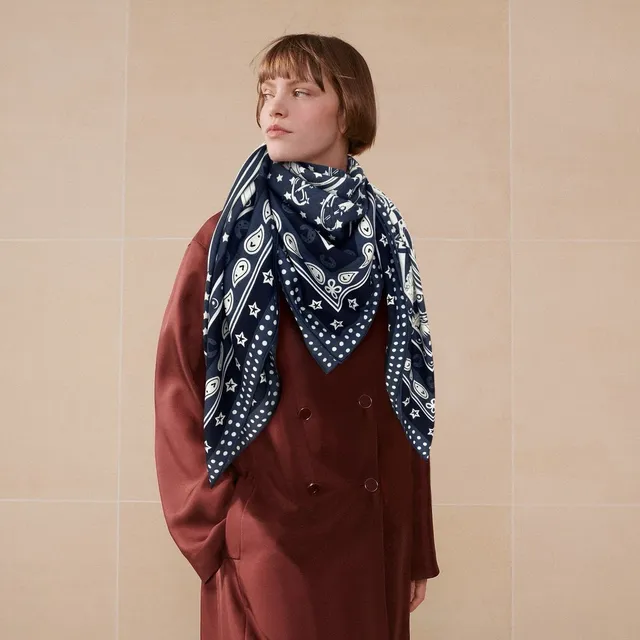 Hermès Carré Bleu marine blanc double-faced motif équestre écharpe en soie 2