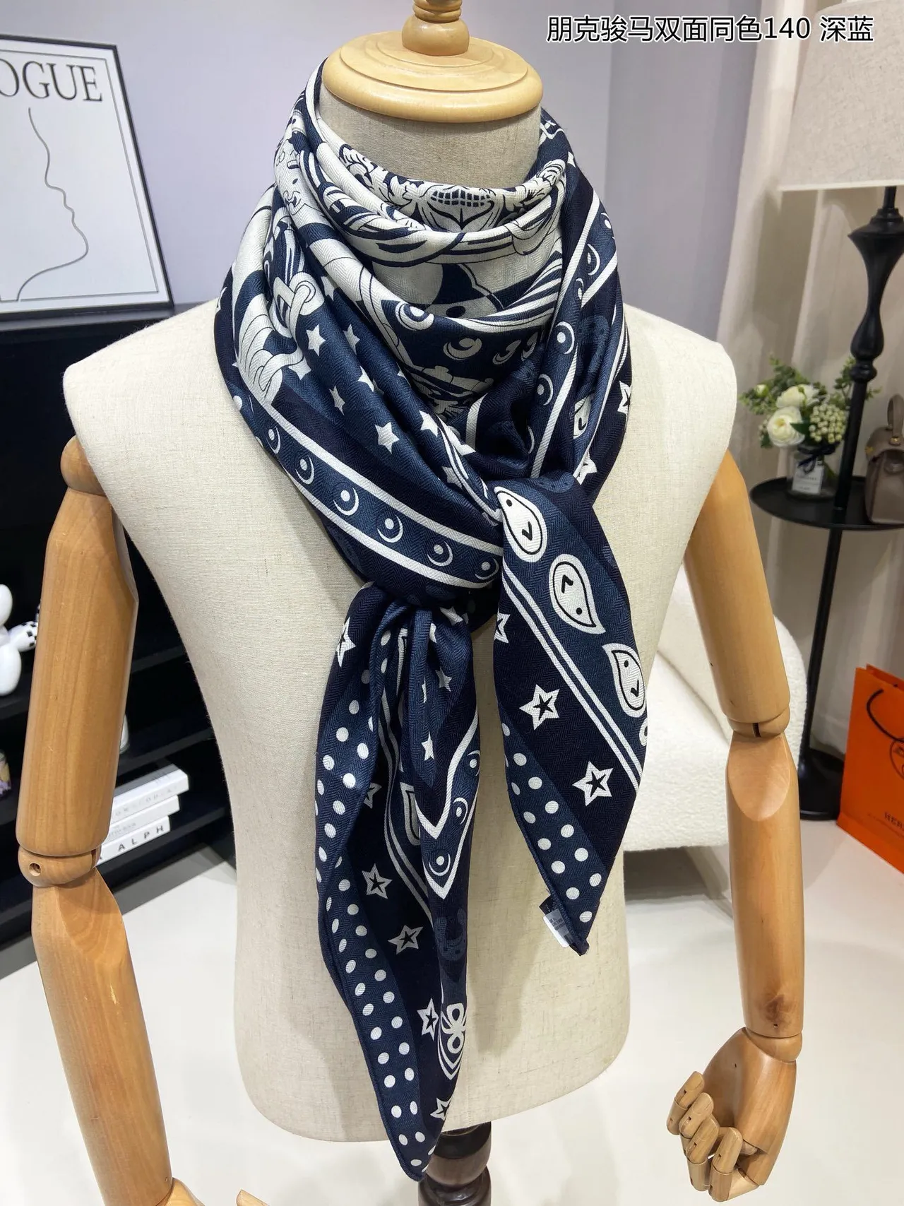 Hermès Carré Bleu marine blanc double-faced motif équestre écharpe en soie 4