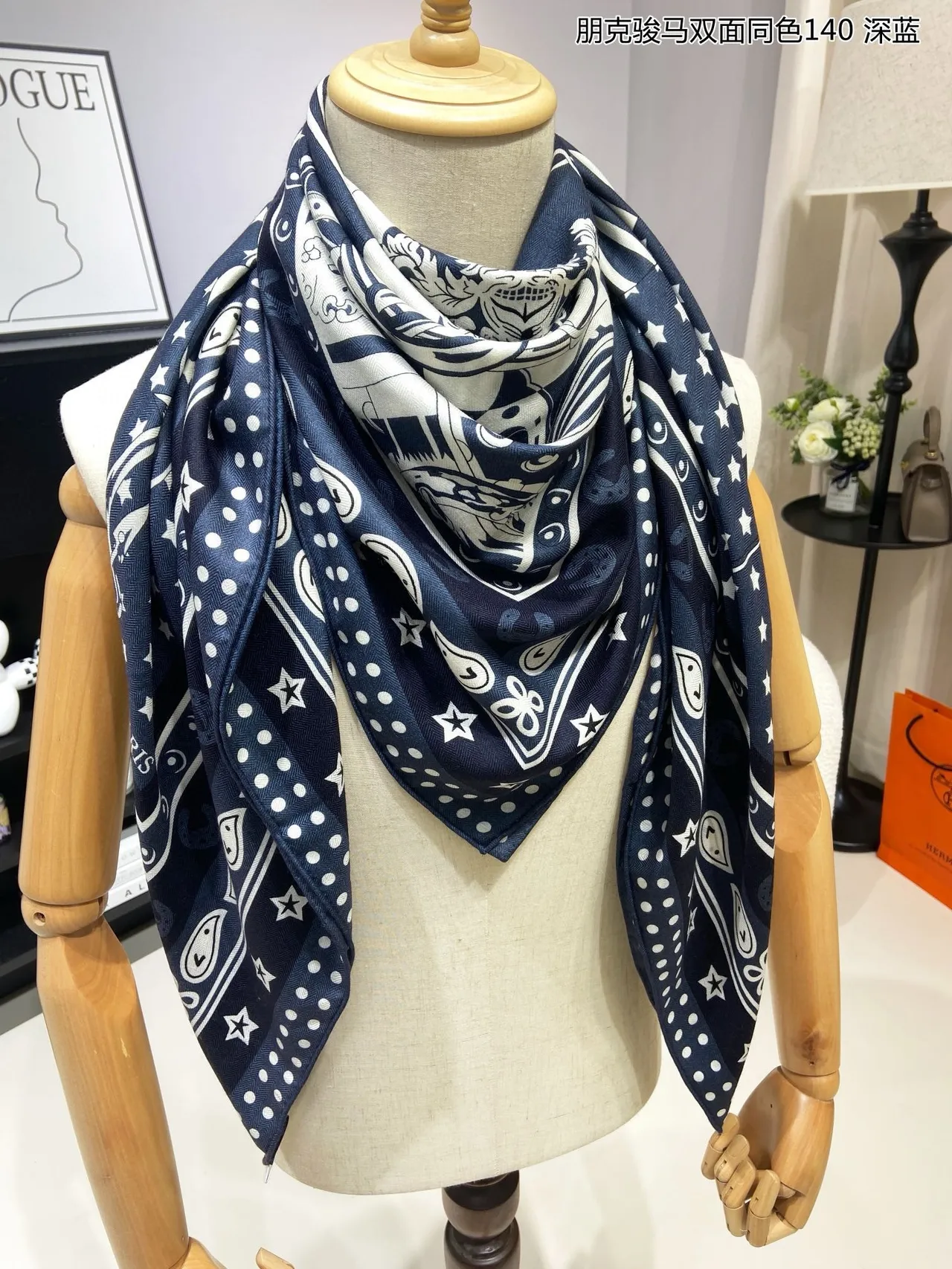 Hermès Carré Bleu marine blanc double-faced motif équestre écharpe en soie 5