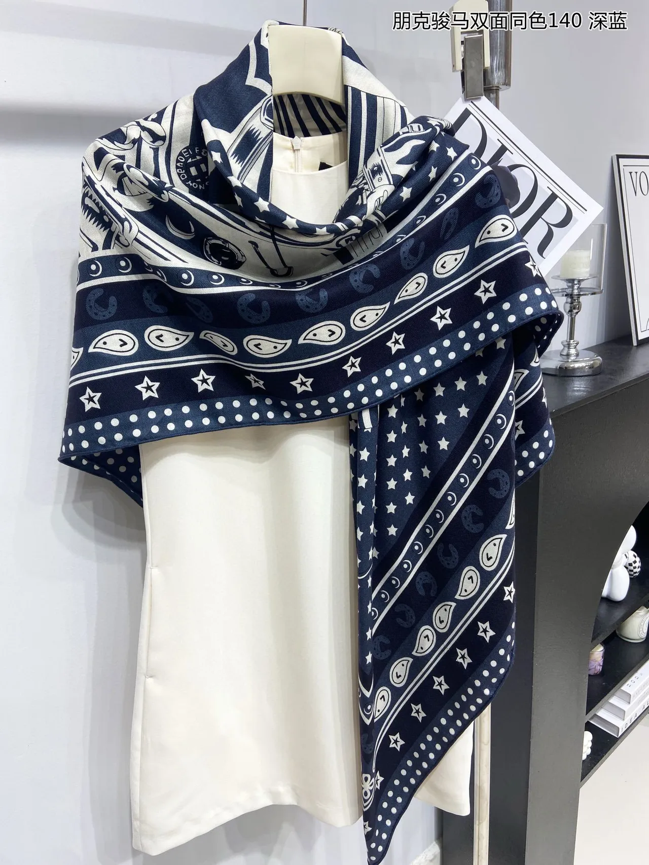 Hermès Carré Bleu marine blanc double-faced motif équestre écharpe en soie 9