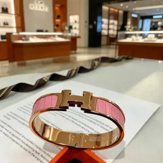 Hermès Clic H Pulsera rígida de cuero de caimán rosa y tono dorado rosa
