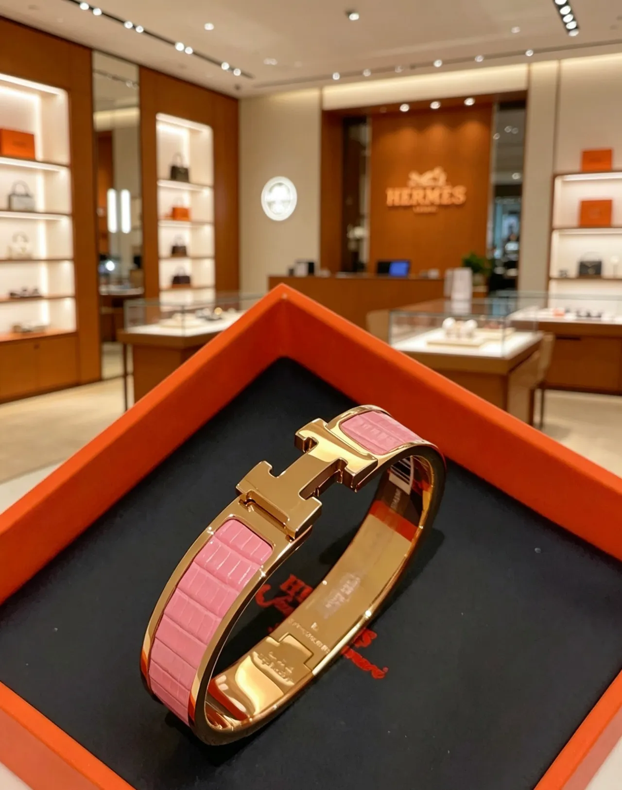 Hermès Clic H Bracelet rigide en cuir d'alligator rose et doré rose 2
