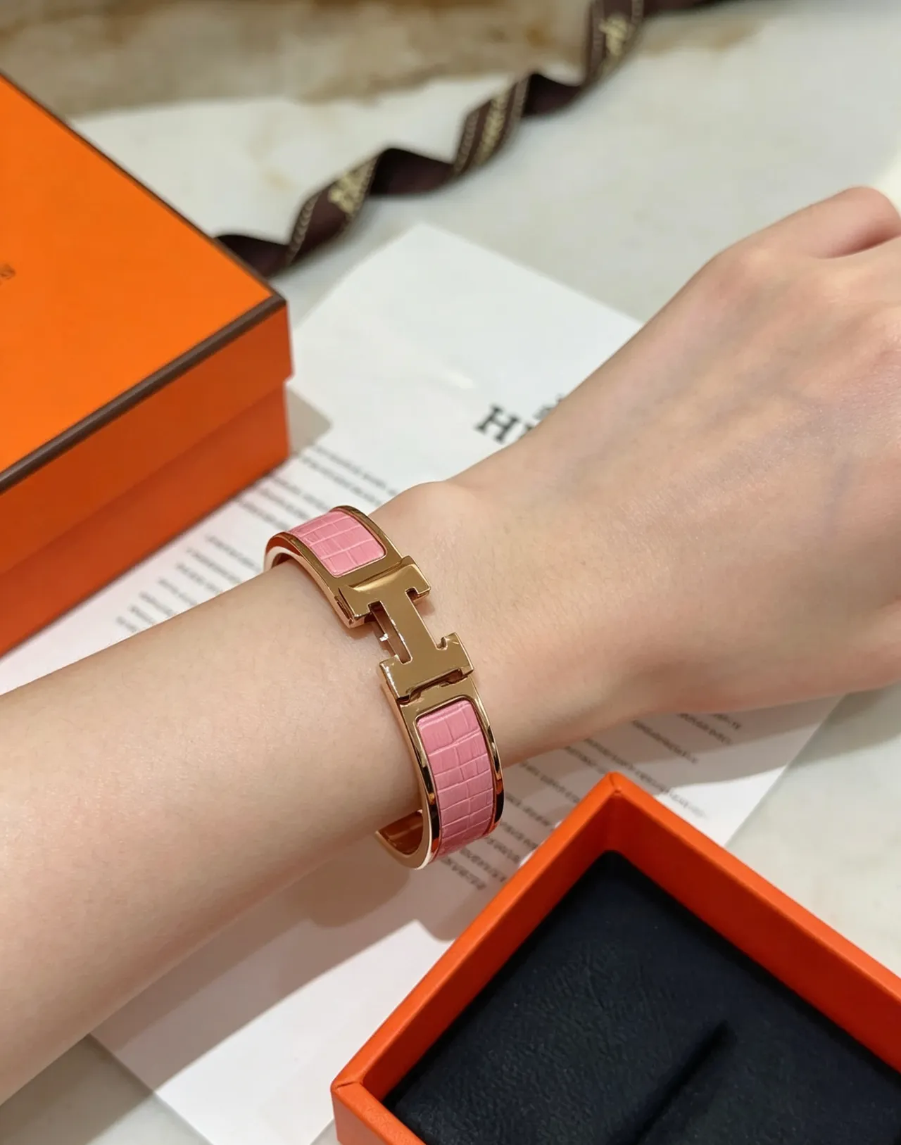 Hermès Clic H Bracelet rigide en cuir d'alligator rose et doré rose 3