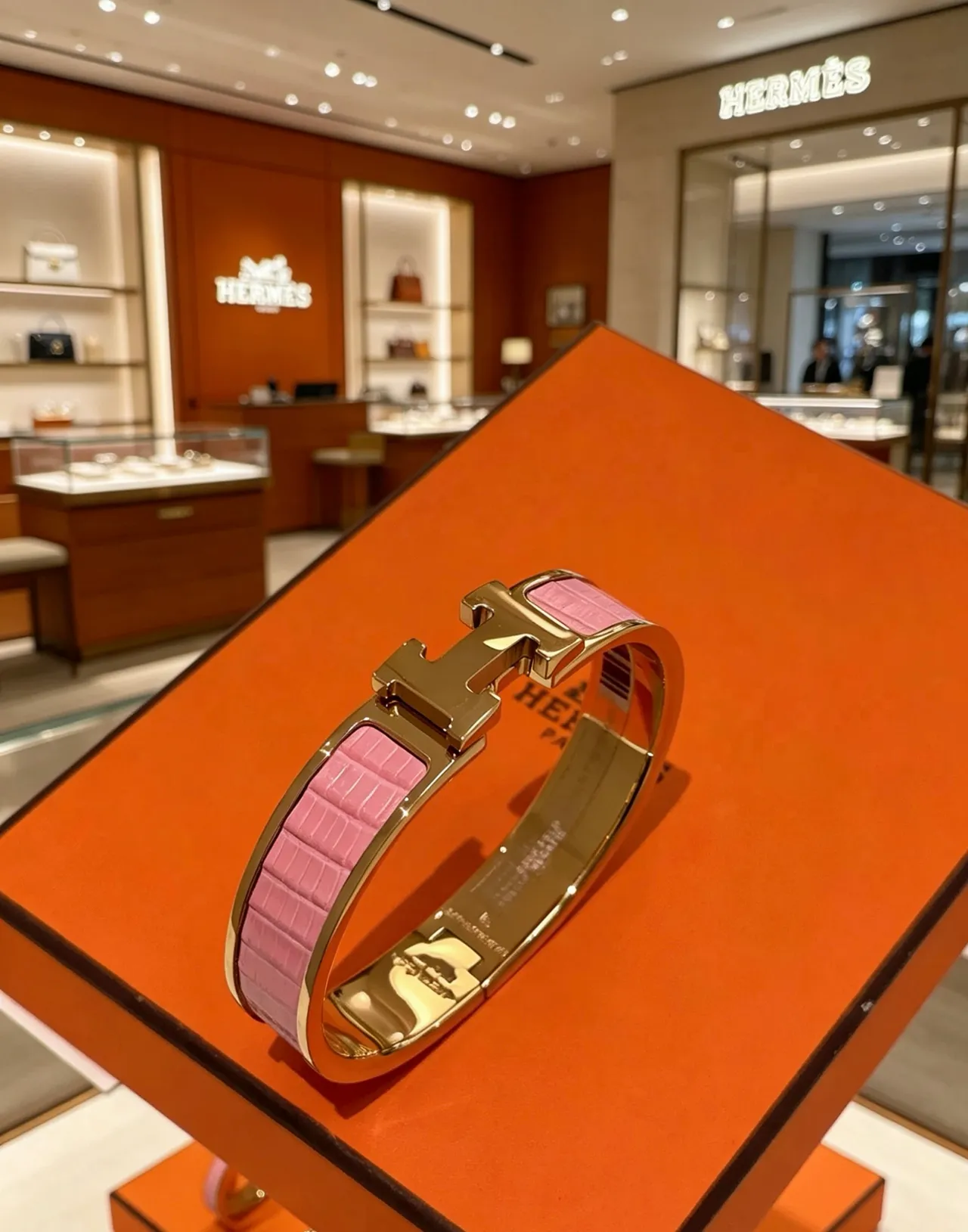 Hermès Clic H Bracelet rigide en cuir d'alligator rose et doré rose 4