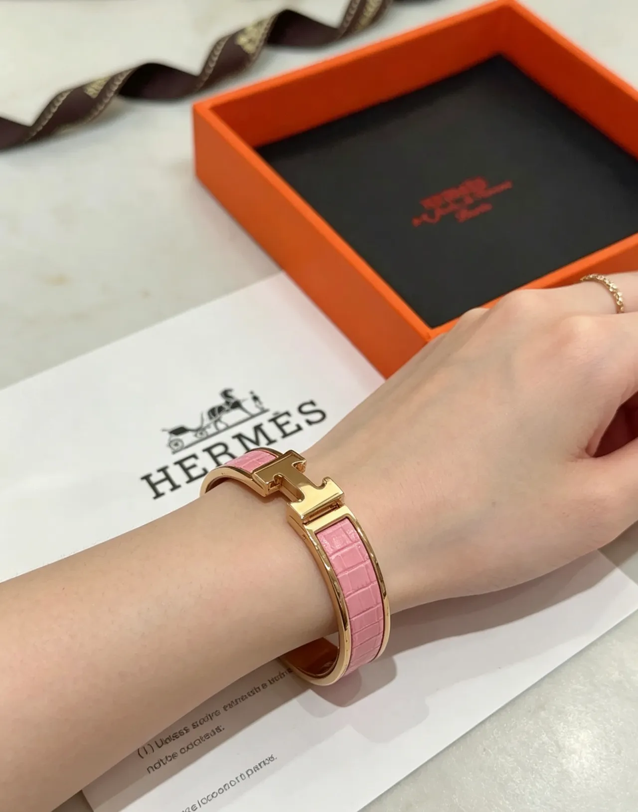 Hermès Clic H Bracelet rigide en cuir d'alligator rose et doré rose 5