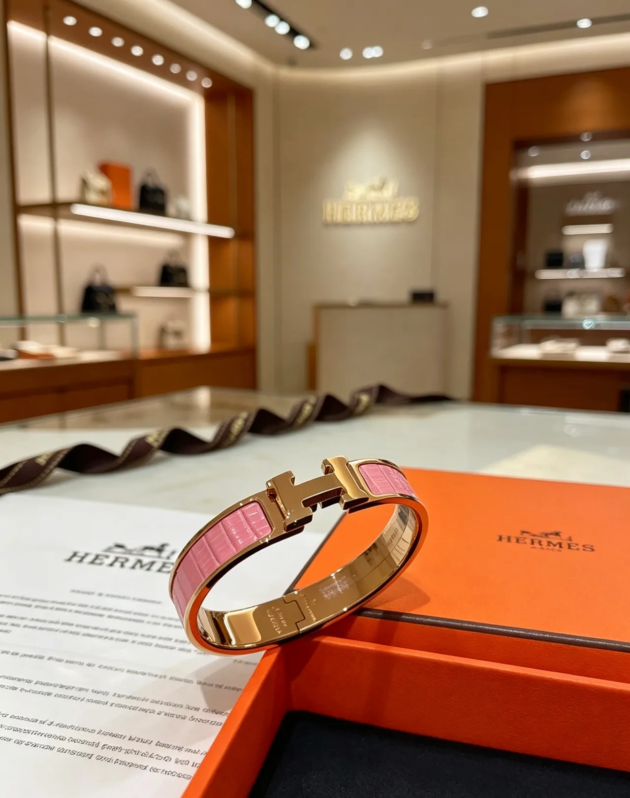 Hermès Clic H Bracelet rigide en cuir d'alligator rose et doré rose 9
