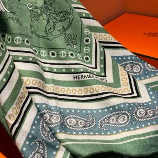Hermès Bufanda de seda verde y azul estampada con motivo de ancla y delfín, borde de paisley