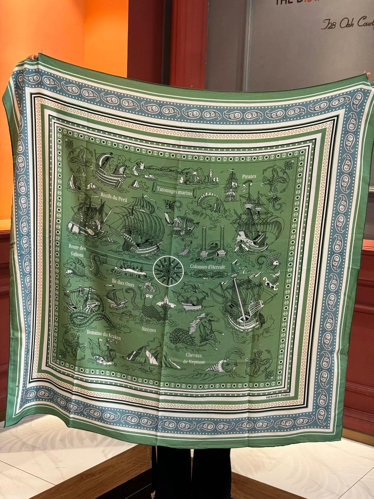 Hermès Écharpe de soie verte bleue imprimée motif d'ancre et dauphin, bordure de cachemire 9