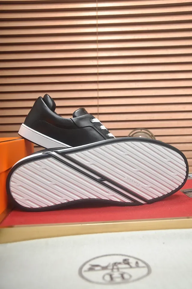 Hermès H Sneaker حذاء رياضي أسود وأبيض جلدي بنمط حياة 3