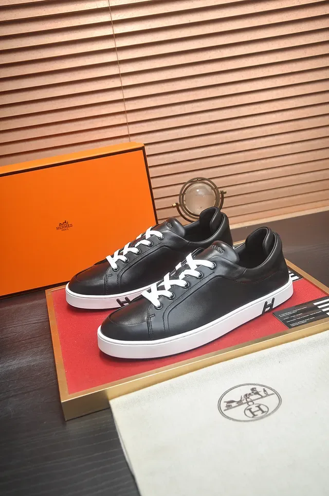 Hermès H Sneaker حذاء رياضي أسود وأبيض جلدي بنمط حياة 4