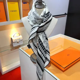 Hermès Ile dux Ours काला और सफेद रेशम स्कार्फ