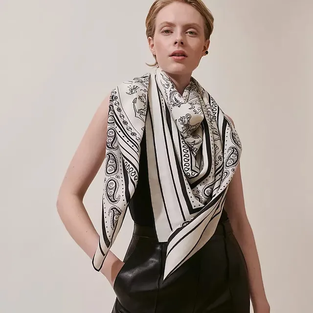 Hermès Ile dux Ours écharpe de soie noire et blanche 3