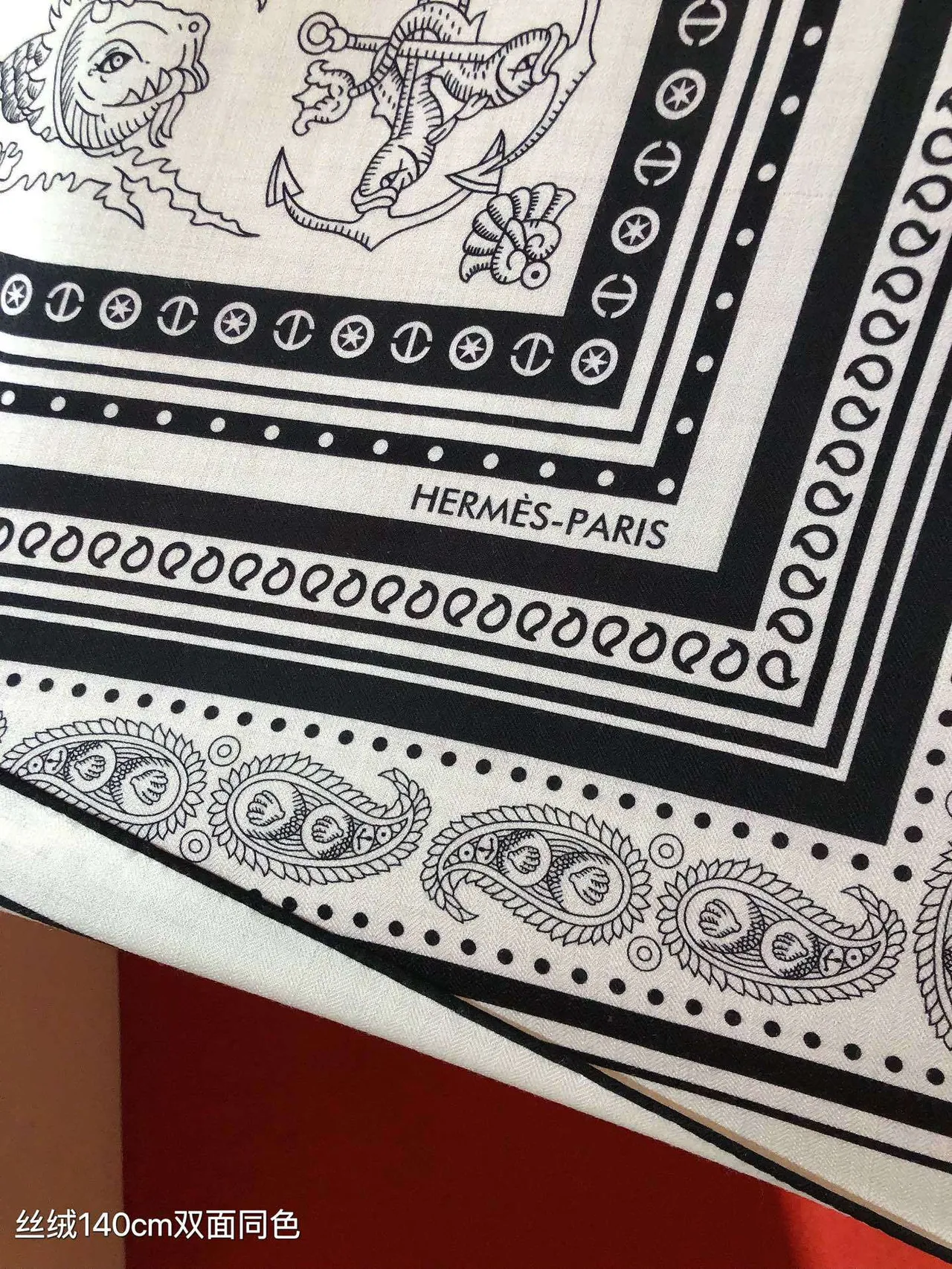 Hermès Ile dux Ours écharpe de soie noire et blanche 6